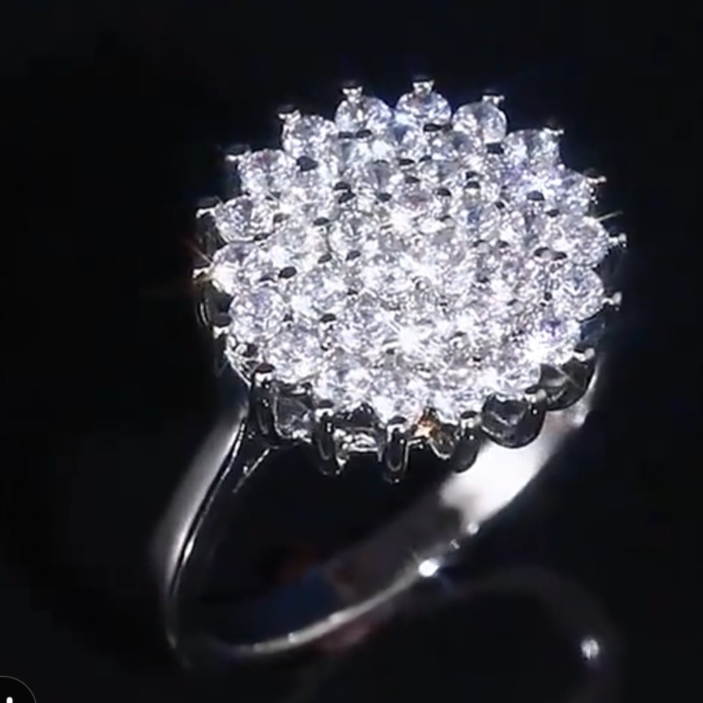Elegant Silver Cluster Ring - Picture 4 of 6
